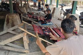 PLN NTT berikan bantuan dukung produktivitas kelompok tenun di Sumba Timur
