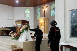 Personel Batalyon B Satbrimob Polda Babel sterilisasi gereja jelang Misa Natal