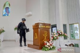 Sterilisasi gereja jelang ibadah Natal di Belitung