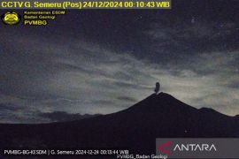 Semeru erupsi disertai letusan setinggi 900 meter di atas puncak