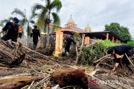 Personel Brimob bantu warga terdampak banjir bandang di Situbondo