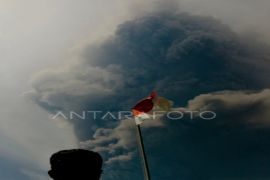 Badan Geologi turunkan status Gunung Lewotobi dari Awas ke Siaga