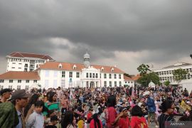 Pengunjung Kota Tua tetap padati kawasan meski hujan gerimis