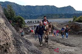 Akses wisata Bromo dibatasi saat puncak ritual Wulan Kapitu Tengger