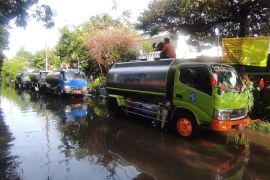 Banjir Surabaya disedot dengan truk tangki, efektifkah?