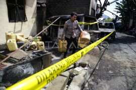 Diduga tampung BBM dua unit mobil hangus terbakar di Ternate