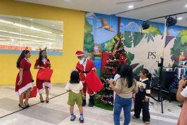 Anak-anak pengunjung mall peroleh kejutan hadiah dari Santa Claus