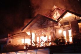 Damkar Pesisir Selatan Kerahkan 3 Mobil Padamkan 1 Rumah dan 8 Ruko Terbakar