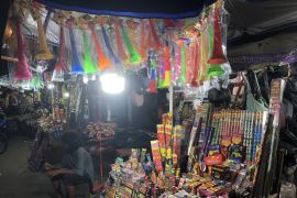 Penjual pernak-pernik tahun baru ramai bermunculan di Kota Ambon