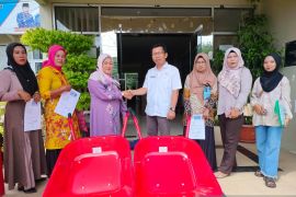 Anggota DPRD Agam serahkan gerobak sorong ke petani permudah bawa hasil tani