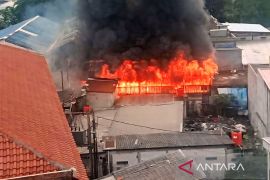 13 rumah kontrakan di Klender hangus terbakar