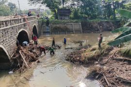 BPBD Ponorogo mulai bersihkan tumpukan bambu pascabanjir
