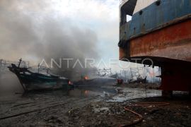 Kapal nelayan terbakar di Tegal