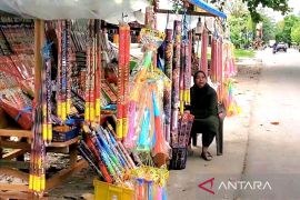 Penjualan kembang api dan terompet di Sampit sepi pembeli