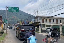 Polres Cianjur terjunkan tim pengurai antrean di jalur utama Puncak