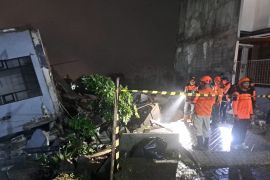 Vila roboh di Kota Batu diduga akibat plengsengan tergerus air hujan