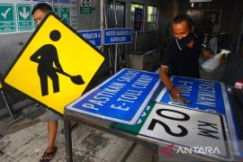 Perbedaan rambu warna hijau dan biru di jalan tol