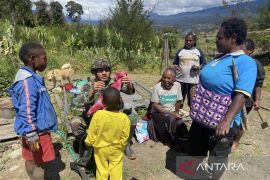 Satgas TNI Papua bagikan baju untuk anak-anak di Gome saat patroli