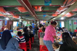 Sensasi kuliner di warung terapung Sungai Musi