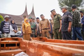 Pemkab Solok serahkan bantuan alat penangkapan ikan ramah lingkungan
