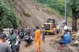 Longsor susulan ketiga kali tutup jalan nasional Bagbagan-Kiaradua Sukabumi