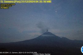 Gunung Semeru erupsi dengan visual letusan tidak teramati