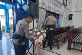 Personel Polres Biak sterilisasi gereja tempat ibadah malam Tahun Baru 2025