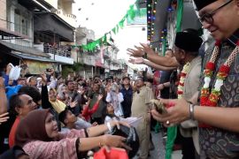 Enam ton gula ditebar dalam tradisi Serak Gulo, satu-satunya di dunia