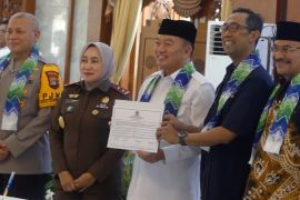 Gubernur Kalsel serahkan DIPA dan TKD 2025 Rp38,70 triliun