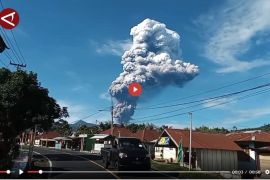 Gunung Dukono kembali lontarkan abu vulkanik setinggi 3.000 meter - VIDEO