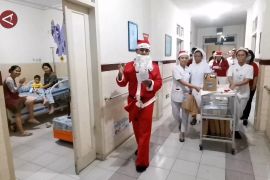 Sinterklas bagi kado Natal ke pasien rumah sakit di Solo