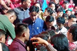 Gibran bagikan kado saat tinjau perayaan Natal di Solo