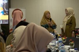 Memberdayakan perempuan untuk meningkatkan ekonomi