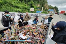 Rumah bakau Jayapura lakukan gerebek sampah di jembatan Youtefa
