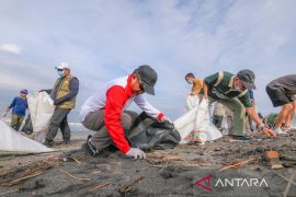 Tahun baru, Penjabat Gubernur NTB membersihkan sampah pantai