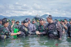 Pj Gubernur bersama Forkopimda Maluku terima Brevet Scuba Diver dari TNI AL