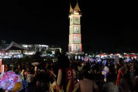 Jam Gadang Bukittinggi dipadati ribuan orang