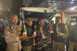 Satpol PP Garut sita minuman keras saat malam pergantian tahun
