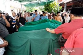 Ratusan orang hadiri pemakaman satu keluarga di Pekanbaru yang tewas tertabrak