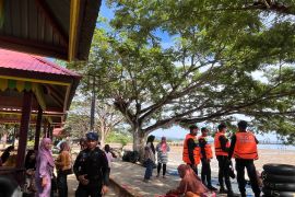 Brimob turunkan 100 personel siaga SAR di wisata pantai Sultra