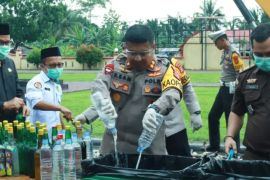 Polres Konsel memusnahkan ribuan botol minuman keras hasil operasi 2024