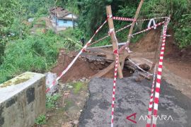 Akses jalan menuju objek wisata di Rahtawu Kudus mengalami longsor