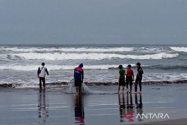 Waspadai gelombang tinggi di selatan Jateng pada 1-4 Januari