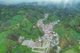 Gunung Semeru masih erupsi hingga Rabu dini hari
