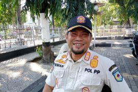 Satpol PP dampingi relokasi PKL Pantai Ampenan Mataram
