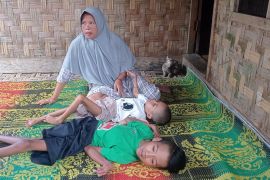 Kakak beradik penderita lumpuh di Lebak butuh bantuan pengobatan