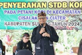 Pemkab Subang menyerahkan ratusan Surat Tanda Daftar Budidaya petani kopi