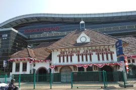 Naik Turun Penumpang Meningkat di Stasiun Jatinegara Selama Nataru 2024/2025