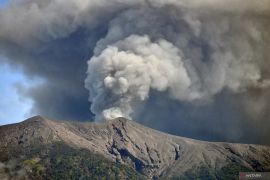 Gunung Marapi lontarkan abu vulkanik setinggi 1 km