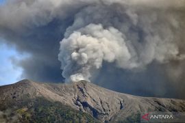 Erupsi Gunung Marapi, tinggi kolom abu mencapai 1.000 meter di atas puncak